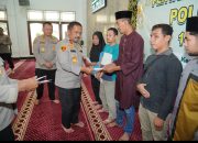 Kapolda Sultra Salurkan Zakat Fitrah kepada 159 Penerima, Termasuk Ponpes dan Penyandang Disabilitas