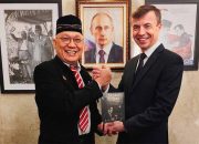 Diplomasi Moralitas: Wilson Lalengke Serahkan Buku “Ijazah Jokowi” kepada Duta Besar Rusia Sergey Tolchenov